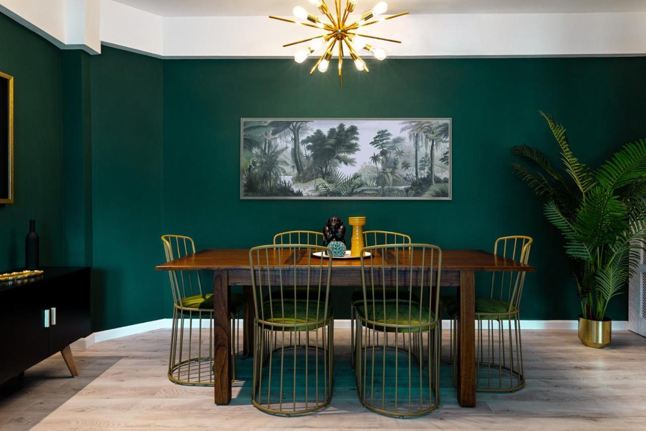 Holt - Welcome To The Jungle Apartment